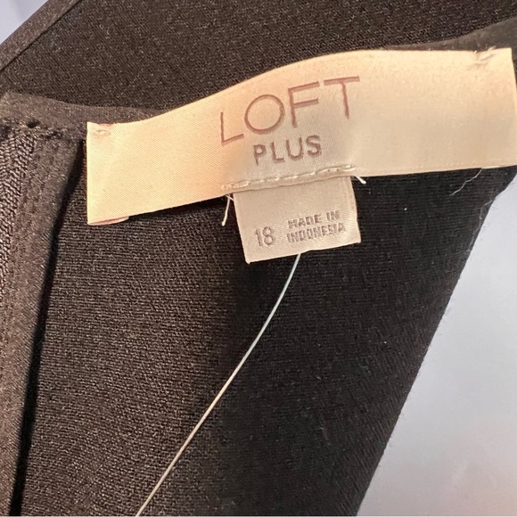 NWT Ann Taylor LOFT Little Black Dress with a back slit, pin tuck sides and zip - Picture 8 of 8